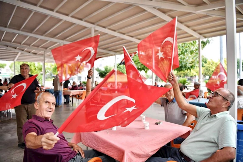 Konyaaltı kırmızı beyaz büründü