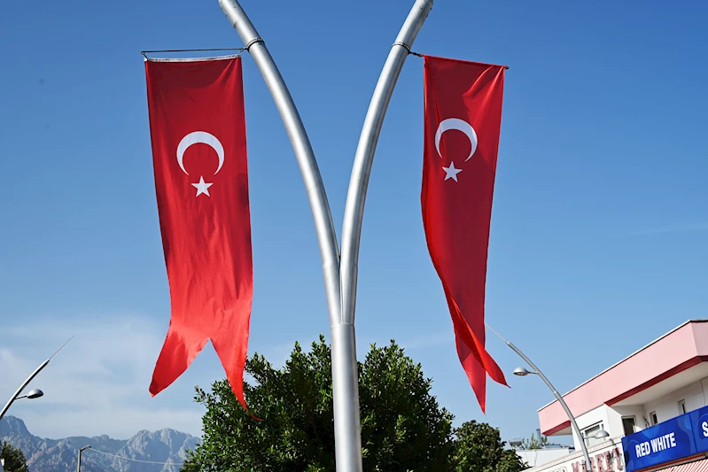 Kemer bayraklarla donatıldı