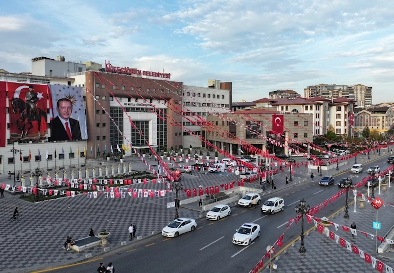 Cadde ve sokaklar Cumhuriyetin 100. yılı kutlamaları için bayraklarla donatıldı