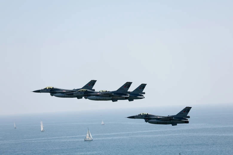 F-16’lardan Antalya semalarında muhteşem gösteri