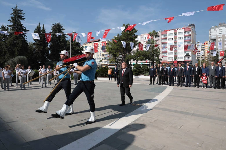 Büyükşehir’de Atatürk Anıtı’na çelenk sunma töreni