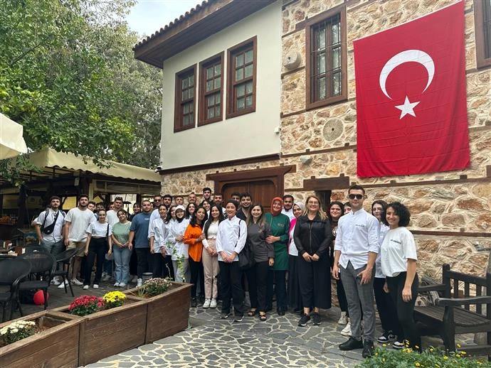 ALKÜ’LÜ ÖĞRENCİLER TESCİLLİ LEZZET GÜLÜKLÜ ÇORBA’YI ÖĞRENDİ