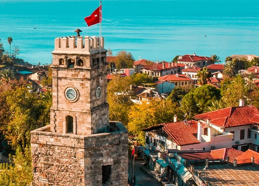 ANTALYA’DA ZAMANA MEYDAN OKUYAN YAPI.. SAAT KULESİ