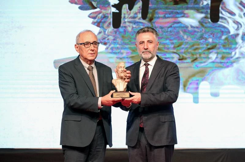 Usta şair Ataol Behramoğlu’ndan ‘100’üncü yıl’ sürprizi