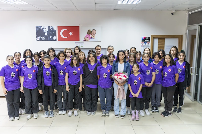 Milli Atlet Nevin Yanıt, Kır Çiçekleri İle Bir Araya Geldi