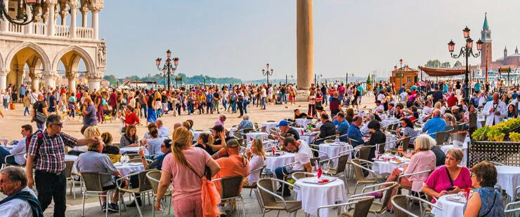 ‘TURİST YOĞUNLUĞUYLA SAVAŞAN ŞEHİRLER’ YENİ ÖNLEMLER DENİYOR