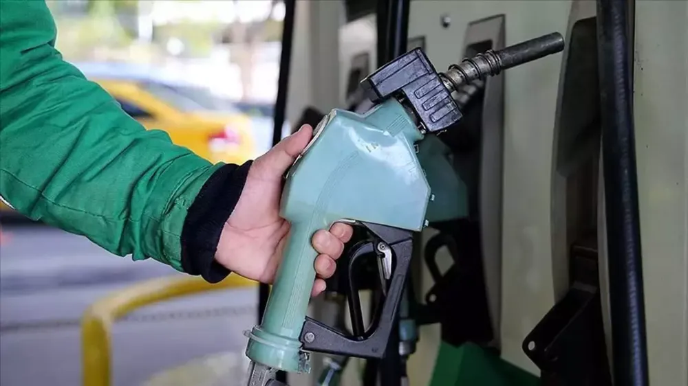 PETROL ÇAKILDI.. MOTORİNE İNDİRİM GELİYOR