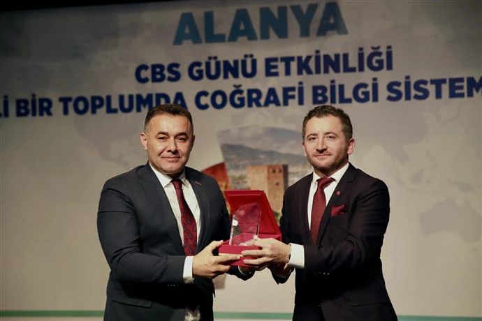 AFETLERE DİRENÇLİ BİR TOPLUMDA COĞRAFİ BİLGİ SİSTEMLERİNİN ROLÜ VE ÖNEMİ KONFERANSI GERÇEKLEŞTİRİLDİ - BAŞKAN YÜCEL: BİLİME, TEKNOLOJİYE UYGUN DEPREME DAYANIKLI BİNALAR ÜRETECEĞİZ