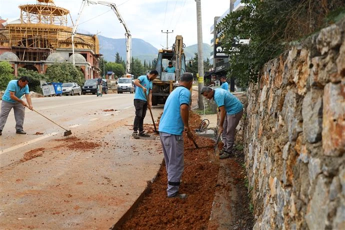ALANYA’DA BOZULAN YOLLARA ANINDA MÜDAHALE