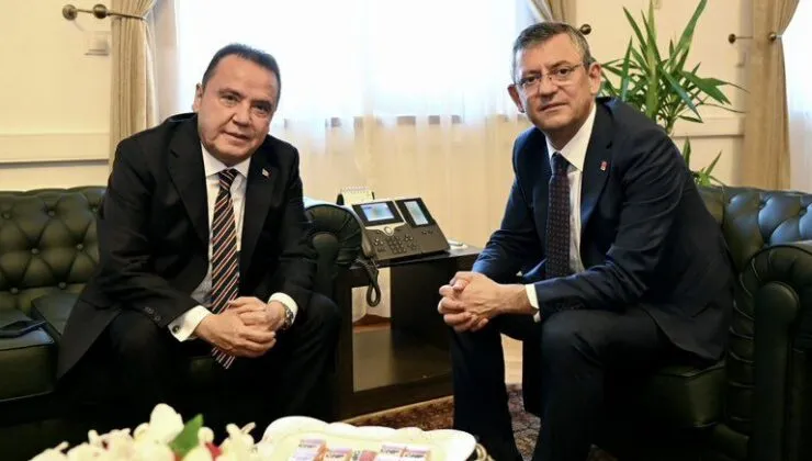 ÖZGÜR ÖZEL.. MUHİTTİN BÖCEK’İ “BAŞARILI BAŞKAN’LAR ARASINA KOYMADI