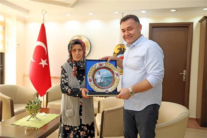 AYŞE TEYZEDEN BAŞKAN YÜCEL’E HİZMET TEŞEKKÜRÜ 50 YILLIK ULAŞIM SORUNU TALEBİN ARDINDAN ORTADAN KALDIRILDI