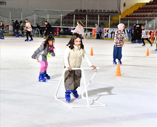 Aşık Veysel Buz Sporları Salonu’nda tatil yoğunluğu