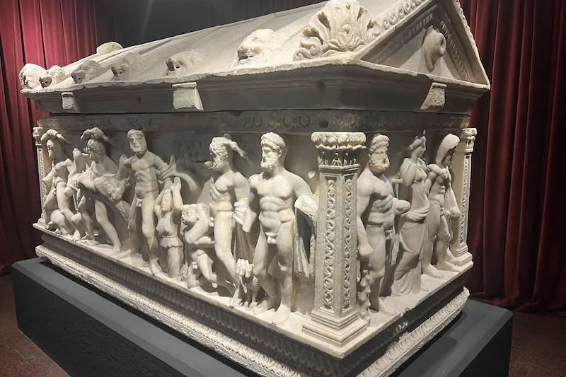 PERGE ANTİK KENTİ’NDEN KAÇIRILAN HERAKLES LAHDİ