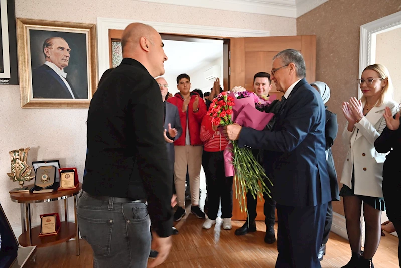 Öğrencilerden Başkan Topaloğlu’na Öğretmenler Günü sürprizi
