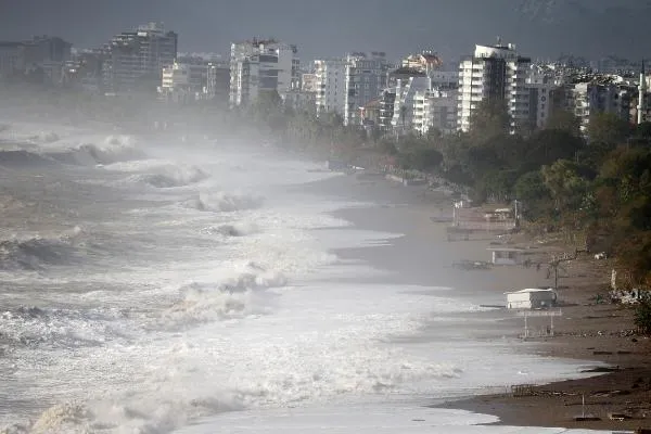 TSUNAMİ GİBİ.. ANTALYA’DA RÜZGAR 60 KİLOMETREYİ YAĞIŞ 173 KİLOYU AŞTI