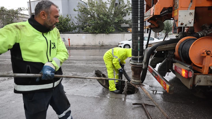 İzmir’de yağmur alarmı: Büyükşehir Belediyesi bin 500 personel ile sahada