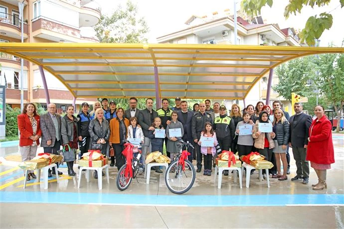 ALANYA BELEDİYESİ’NİN TRAFİK KONULU YARIŞMASI SONA ERDİ DERECEYE GİREN ÖĞRENCİLERİN ÖDÜLLERİNİ BAŞKAN YÜCEL VERDİ