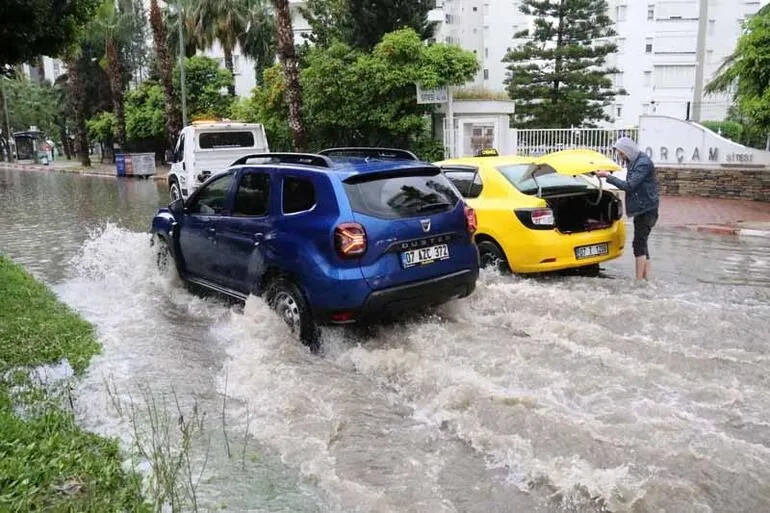 ANTALYA’DA ŞİDDETLİ YAĞIŞ.. ARAÇLAR YOLDA KALDI