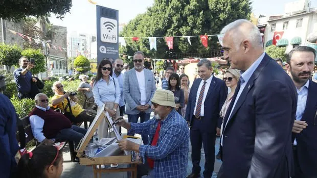 KRİZLERE RAĞMEN.. ANTALYA’YA 9 AYDA TAM 15 MİLYON TURİST GELDİ