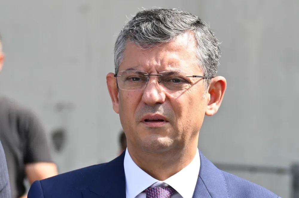 BUGÜN ANTALYA’YA GELİYOR.. CHP’DE GÖZLER ÖZEL’İN ‘TİYO’LARINDA