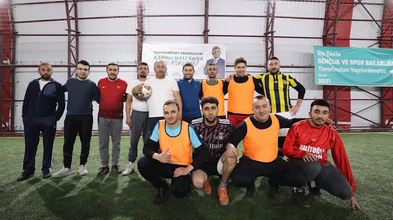 Cumhuriyet Mahallesi Kapalı Halı Sahada Maçlar Devam Ediyor