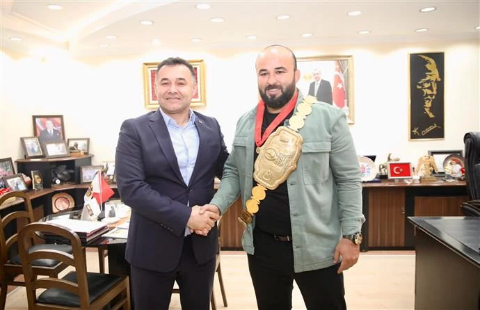 BAŞKAN YÜCEL TÜRKİYE YAĞLI GÜREŞ LİGİ ŞAMPİYONU BAŞPEHLİVAN ORHAN OKULU