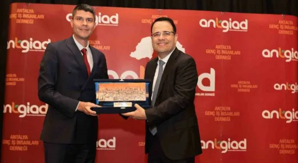 ‘TURİZMDE İLK 9 AYDAKİ 42 MİLYAR DOLARLIK GELİRİN LOKOMOTİFİ ANTALYA’DIR’