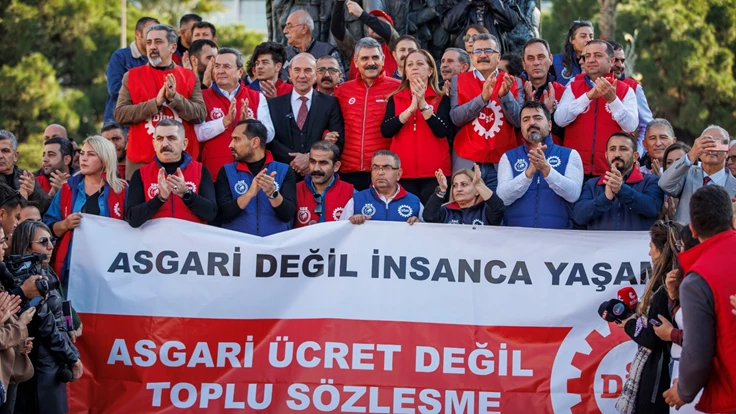 Başkan Soyer emekçilerin hakları için yürüdü