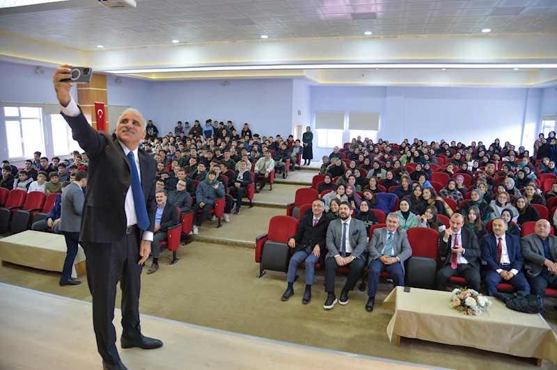 BAŞKAN ZORLUOĞLU GENÇLERLE TECRÜBELERİNİ PAYLAŞTI