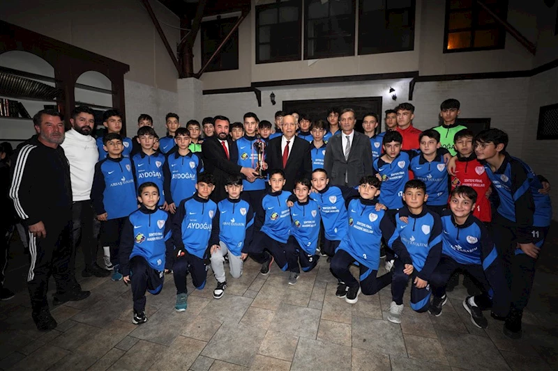 Başkan Yaşar, Kupayı Çocuklarla Kaldırdı