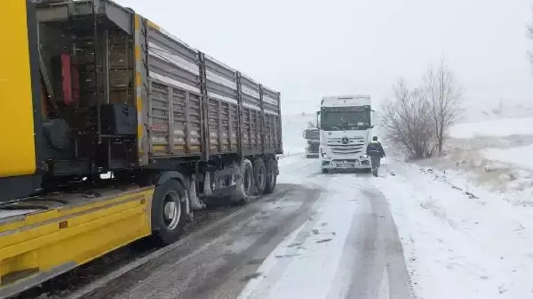TÜRKİYE KAR YAĞIŞINA TESLİM.. ARAÇLAR YOLDA KALDI