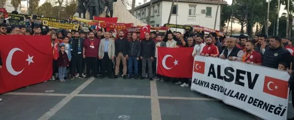 ALANYA’DA TERÖRÜ PROTESTO.. ‘BU VATAN BİZİM, BAŞKA GİDECEK BİR YERİMİZ YOK’