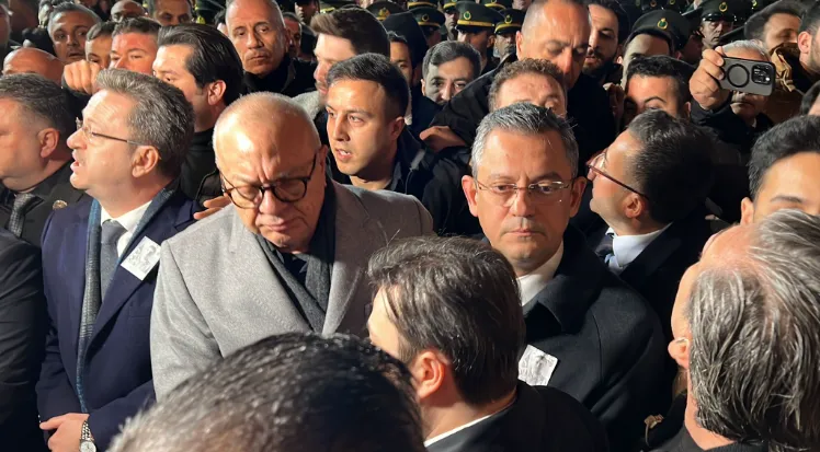 ÖZGÜR ÖZEL MEMLEKETİNDEKİ ŞEHİT CENAZESİNDE PROTESTO EDİLDİ