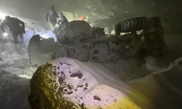 KARDA YOL AÇMA ÇALIŞMASI YAPAN KEPÇE UÇURUMA YUVARLANDI.. 2 ÖLÜ 2 KAYIP