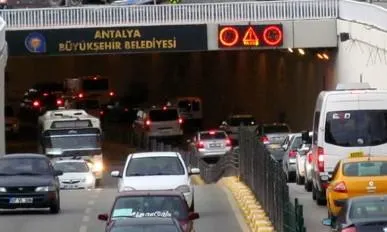 MİLLET İSYANDA.. ANTALYA’NIN ‘TRAFİK ÇİLESİ’ NE ZAMAN BİTECEK?