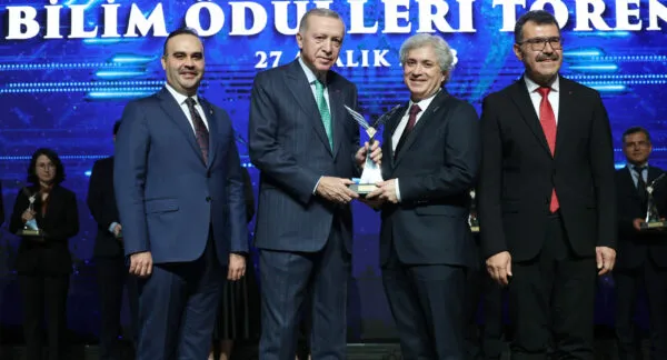 AKDENİZİN GURURU.. PROF. DR. ÖMER ÖZKAN’A TÜBİTAK HİZMET ÖDÜLÜ