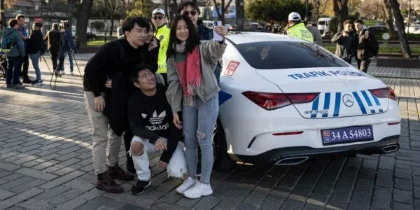 FERRARİ DEVRİYEDE.. VATANDAŞLAR LÜKS ARAÇLA SELFİE ÇEKTİRİYOR