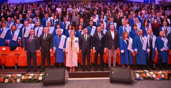 VALİ AKADEMİK TÖREN’DE.. ‘AKDENİZ ÜNİVERSİTESİ ANTALYA’NIN AMİRAL GEMİSİ’