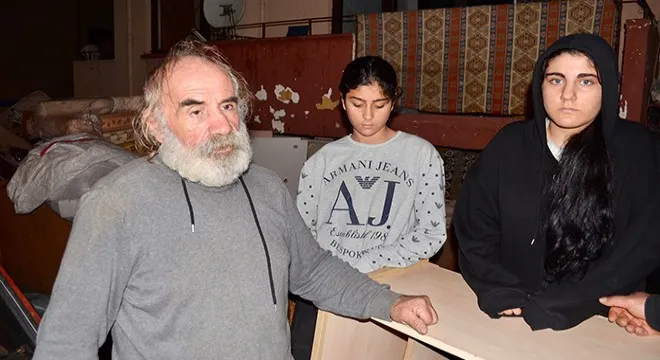 KOMŞUYA SIĞINDILAR.. ALANYA’DA 2 KIZIYLA SOKAĞA ATILDI