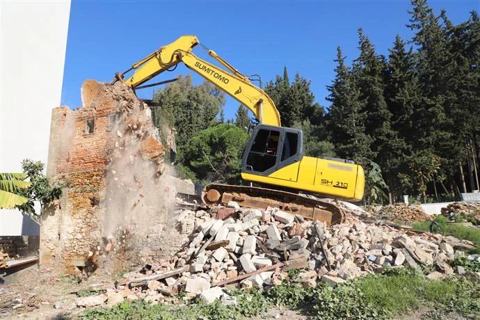UYUŞTURUCU İLE MÜCADELE KAPSAMINDA DİNEK MAHALLESİ’NDEKİ METRUK BİNA YIKILDI