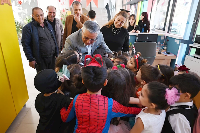 Başkan Topaloğlu, minik öğrencilerin yılbaşı heyecanına ortak oldu
