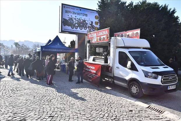 Büyükşehir şehitler için helva ve lokma dağıttı