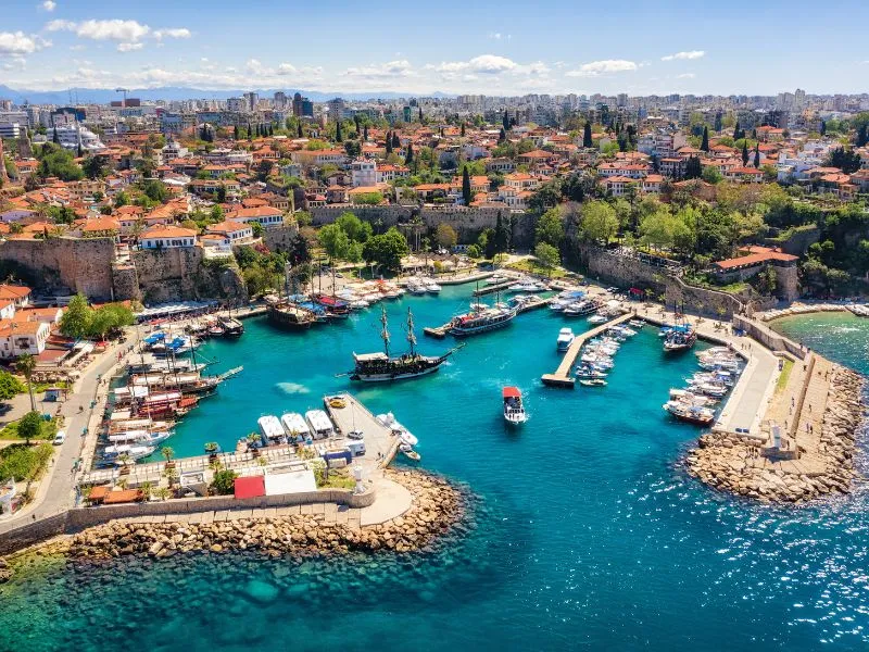 ANTALYA’NIN ÜNLÜLERİ KİMLER.. EN MEŞHUR YEMEKLERİ NELER?