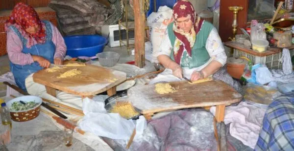 AKSEKİ’DE ERİŞTE KESME VE DİBEK TAŞINDA BUĞDAY DÖVME GELENEĞİ SÜRÜYOR