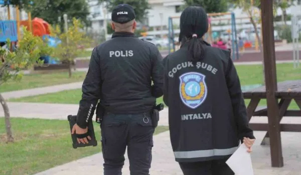 ANTALYA’DA POLİS OKUL ÇEVRESİNDE SIKI DENETİM YAPIYOR