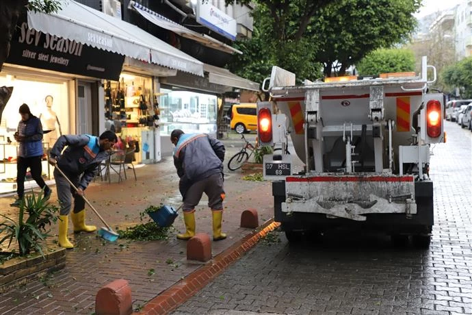 KENTTE ETKİLİ OLAN ŞİDDETLİ YAĞIŞLAR SONRASI ALANYA BELEDİYESİ TÜM EKİPLERİ İLE SAHADA