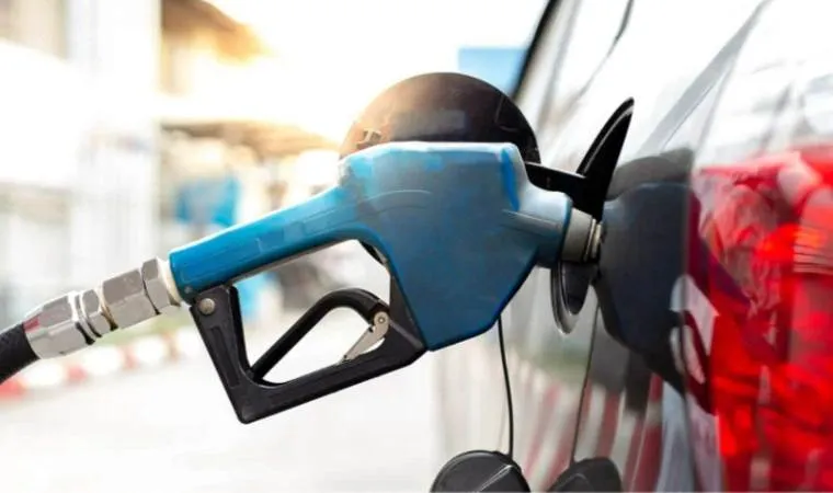 MOTORİNİN ARDINDAN BENZİNE DE İNDİRİM GELDİ