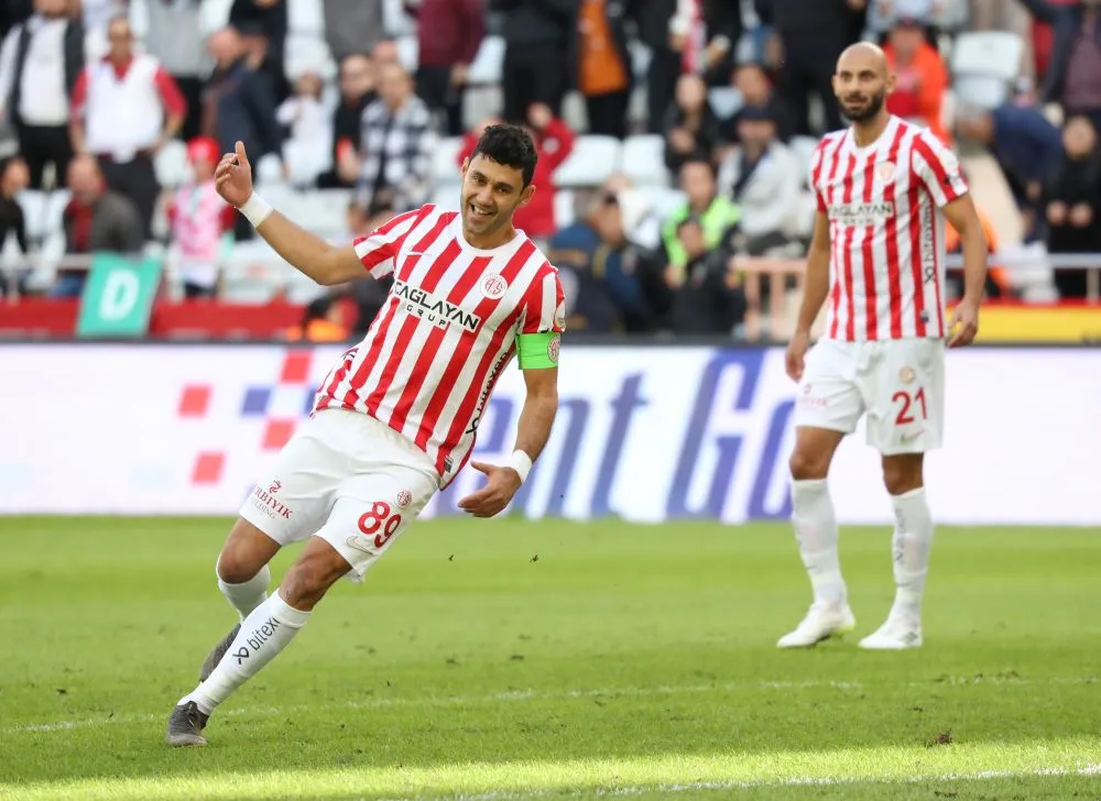 ANTALYASPOR 10 KİŞİ KALDIĞI MAÇTA KARAGMRÜK’Ü 2-1 YENDİ