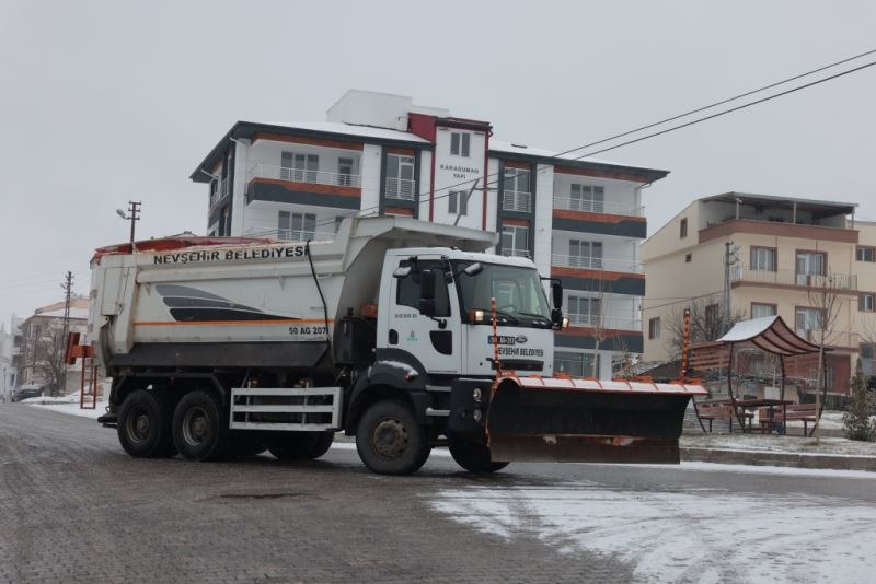 Belediye Ekipleri Tuzlama Çalışması Yapıyor