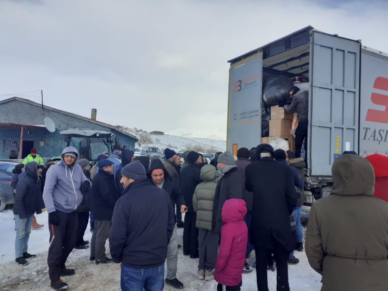 İZMİT BELEDİYESİ TIRLARI DEPREM BÖLGESİNE ULAŞTI